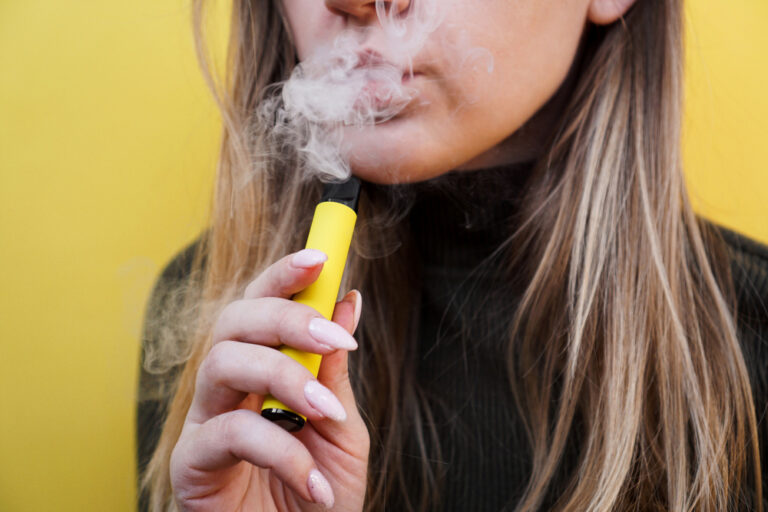 Vapen niet zonder risico: meer cariës, gingivitis en peri-implantitis
