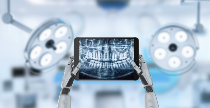 Robothand houdt tandheelkundige scan Robothand met digitale tandarts scan op scherm in kliniek.